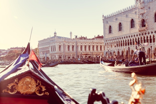 Blick auf einen Markusplatz von der Gandola in Venedig