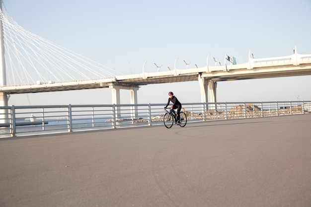 Blick auf einen Radfahrer, der am Ufer der Stadt entlang fährt