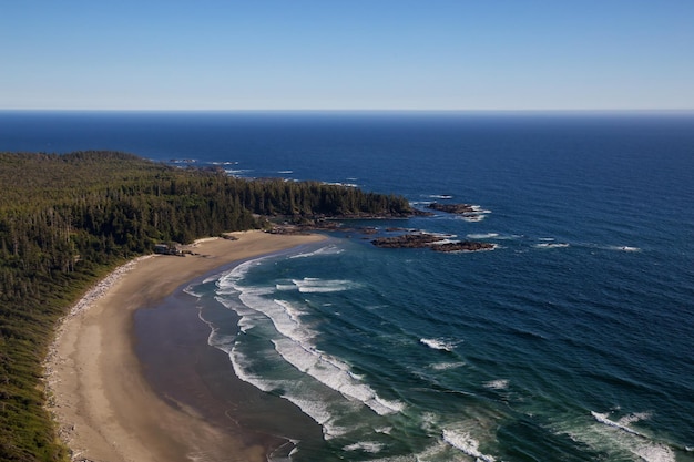 Blick auf einen Sandstrand am Pazifischen Ozean in der Nähe von Tofino