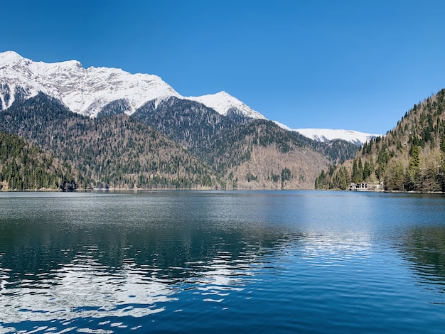 Blick auf einen schönen See und Berge