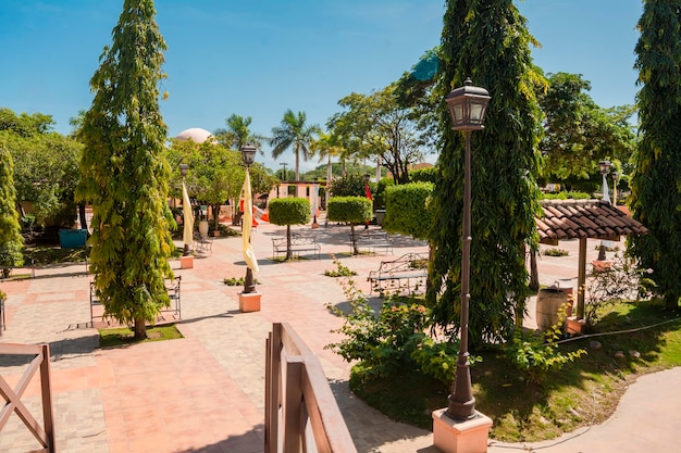 Blick auf einen schönen Stadtpark, umgeben von grünen Bäumen an einem sonnigen Tag Blick auf einen kleinen ruhigen Stadtpark mit kleinen grünen Bäumen Central Park von Nagarote Nicaragua