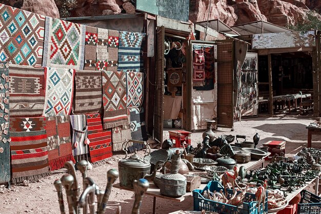 Foto blick auf einen souvenirladen im freien, der sich entlang des siq-canyons in der stadt petra jordan befindet