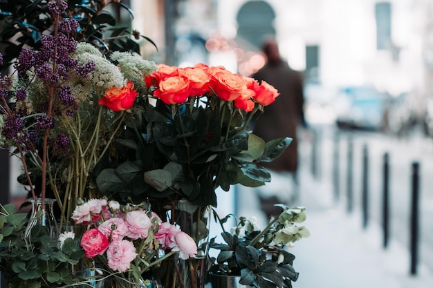 Blick auf einen Strauß scharlachroter Rosen in einem Straßenblumenladen in Paris Frankreich