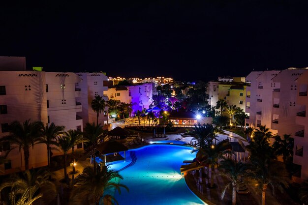 Blick auf einen Swimmingpool im Hotelresort bei Nacht