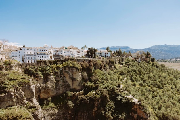 Blick auf einen Teil des Dorfes Ronda von einem erhöhten Punkt mit Häusern auf einem großen Berg