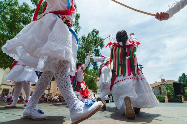 Blick auf einige traditionelle spanische Tänzer in Utande Guadalajara