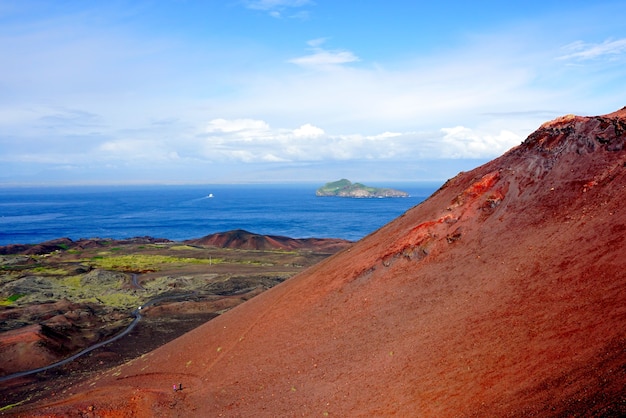 Foto blick auf ellidaey island vom vulkan eldfell auf den westman islands, island.