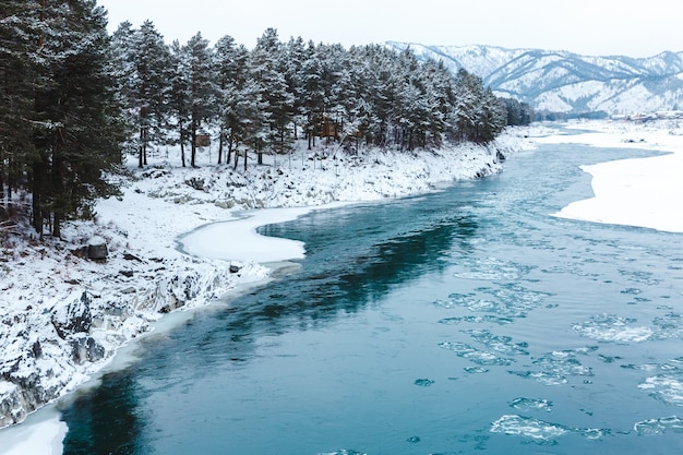 Blick auf Felsen, Steine und Eis im Fluss im Winter