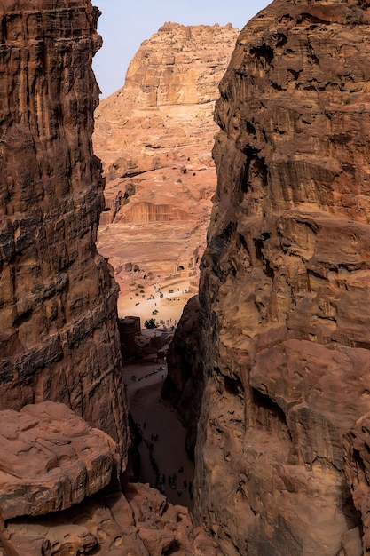 Blick auf Felsen und Berge in Petra Jordan