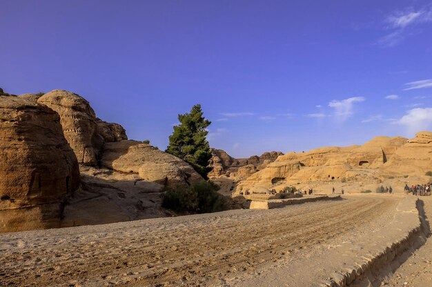 Blick auf Felsen und Berge in Petra Jordan