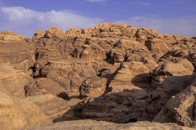 Blick auf Felsen und Berge in Petra Jordan