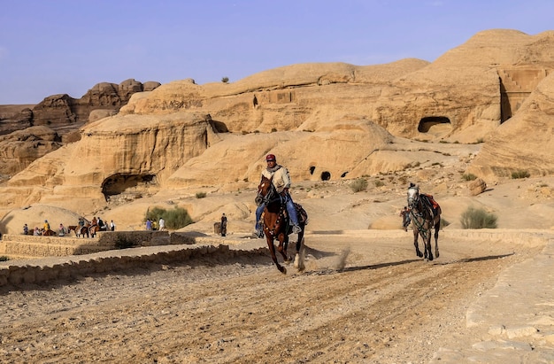 Blick auf Felsen und Berge in Petra Jordan