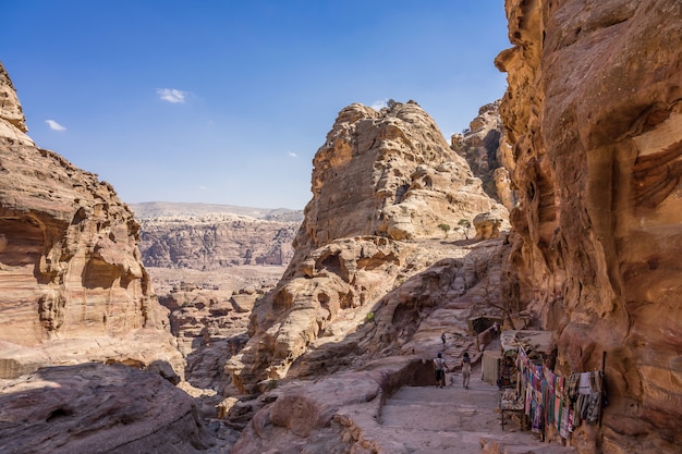 Blick auf Felsen und Weg zum Kloster in Petra, Jordanien.