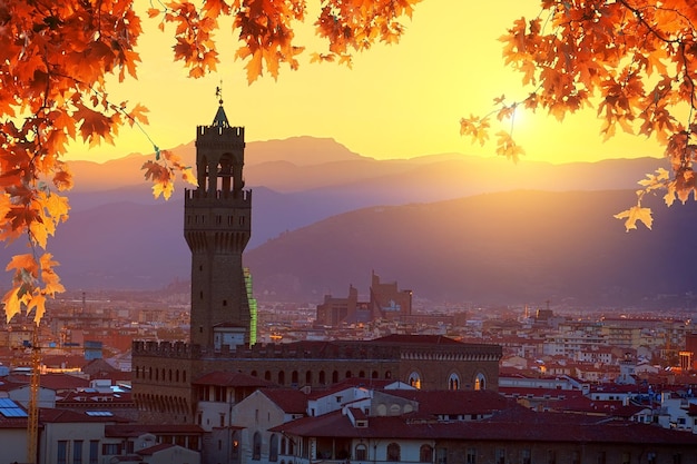 Blick auf Florenz und den Turm des Palazzo Vecchio im Herbst, Italien