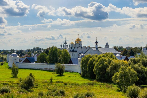 Blick auf Fürbitte Pokrovsky Kloster in Susdal Russland