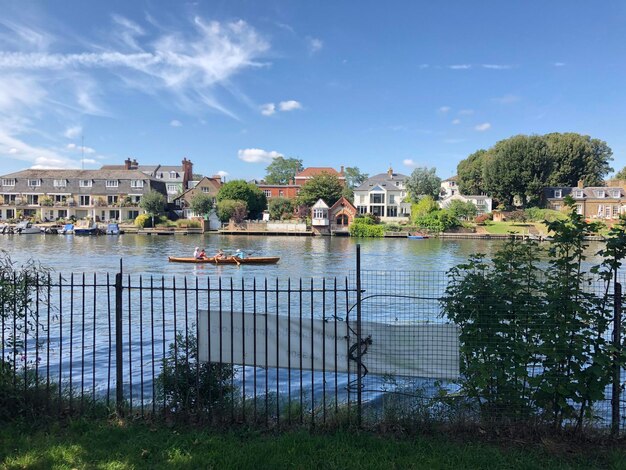 Foto blick auf gebäude am fluss vor bewölktem himmel