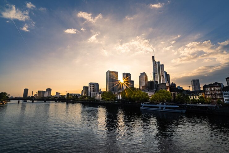 Foto blick auf gebäude am ufer bei sonnenuntergang