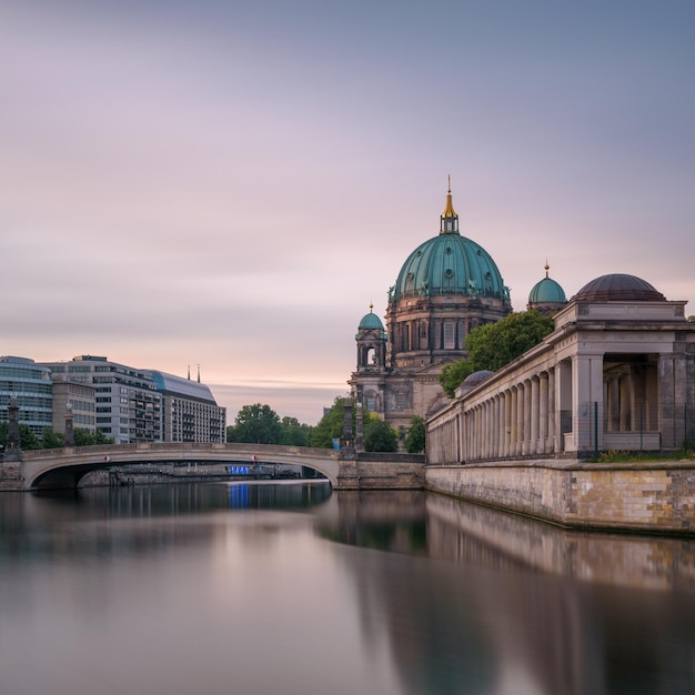 Blick auf Gebäude am Ufer