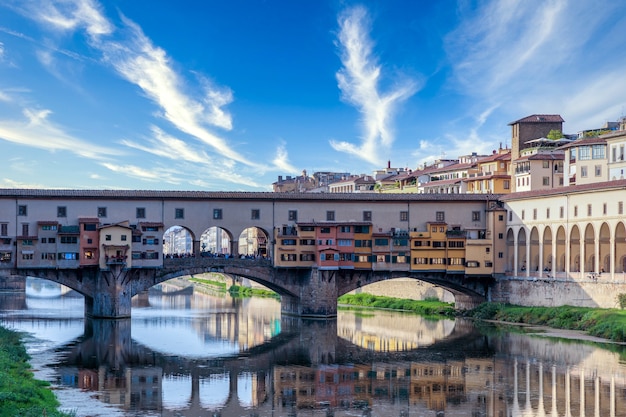 Blick auf Gebäude entlang und über den Arno in Florenz