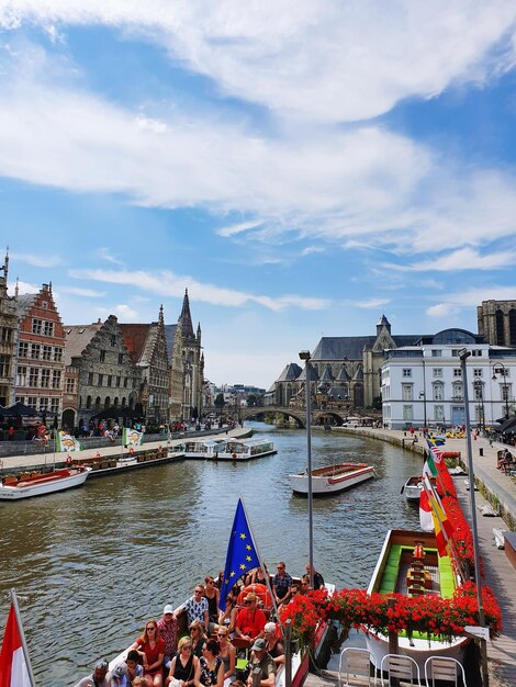 Foto blick auf gebäude vor einem bewölkten himmel