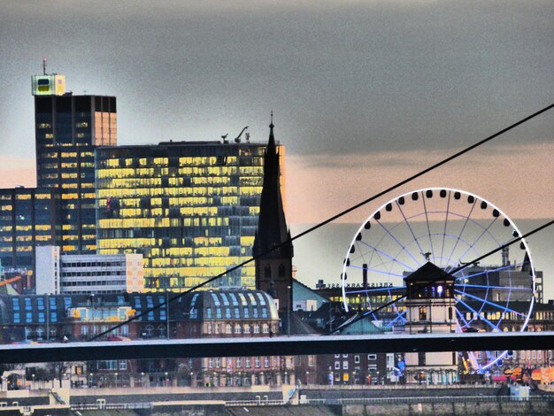 Foto blick auf gebäude vor einem bewölkten himmel