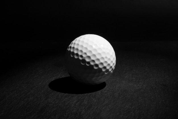 Foto blick auf golfball mit abschlag