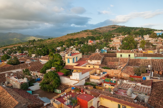 Blick auf Häuser und Hügel in Trinidad, Kuba