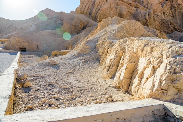 Blick auf hohe Klippen im Tal der Könige Luxor Ägypten