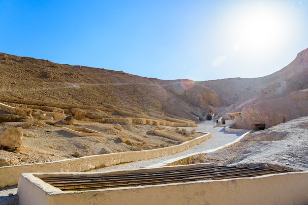 Blick auf hohe Klippen im Tal der Könige Luxor Ägypten