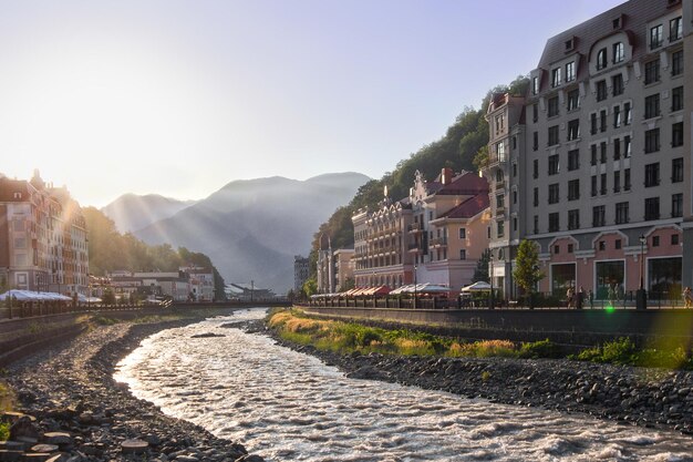 Blick auf hotels cafés geschäfte fluss im ferienort rosa khutor russland sotschi