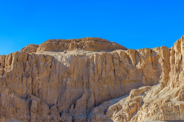 Blick auf Hügel und Klippen in der Nähe des Tempels der Hatschepsut in Luxor, Ägypten