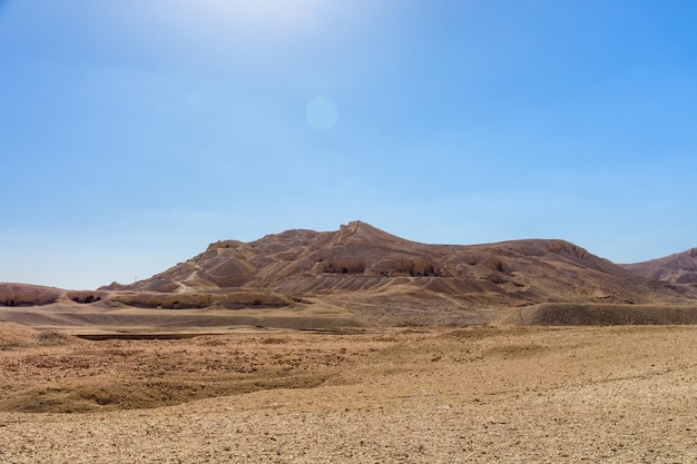 Blick auf Hügel und Klippen in der Nähe des Tempels der Hatschepsut in Luxor, Ägypten