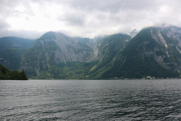 Blick auf idyllische Alpenberge und See. Sonniger Sommertag in der Stadt Hallstatt, Österreich, Europa