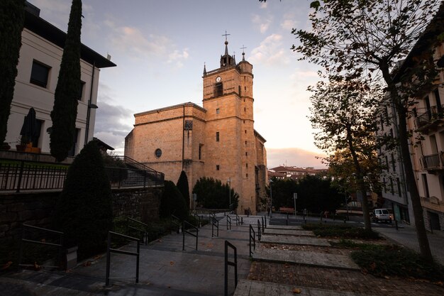 Blick auf Irun mit der Juncal-Kirche im Baskenland