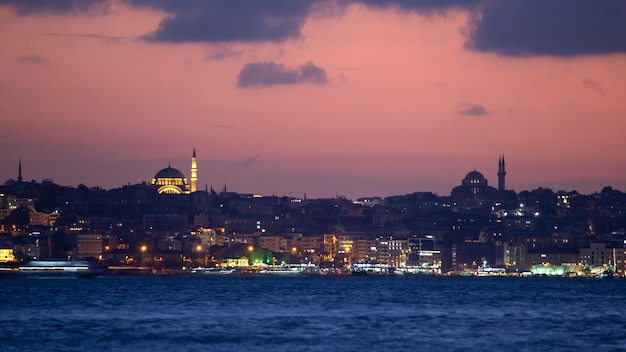 Blick auf Istanbul bei Nacht, Mehrfachbeleuchtung, Gebäude und Moscheen, Bosporus-Straße im Vordergrund, Türkei