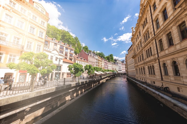 Blick auf Karlsbad vom Fluss Tepla in der Tschechischen Republik