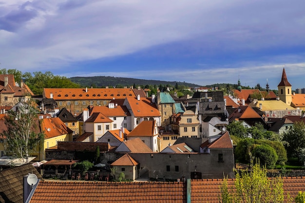 Blick auf kirche und schloss in cesky krumlov tschechien