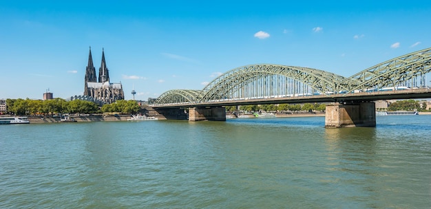 Blick auf Köln im Sommer mit dem Kölner Dom und der Hohenzollernbrücke am Rhein. ideal für Webseiten und Zeitschriftenlayouts