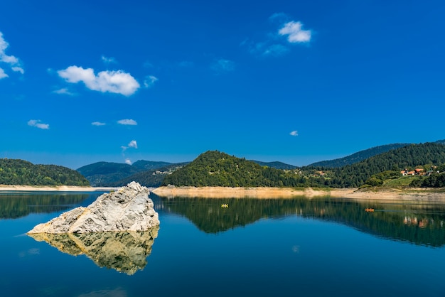 Blick auf künstlichen Zaovine See in Serbien