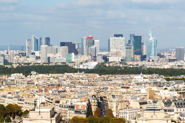 Blick auf La Défense vom Eiffelturm in Paris