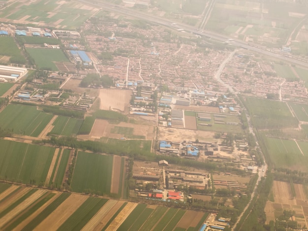 Blick auf landwirtschaftliche Felder von oben in China.