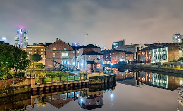 Blick auf Leeds mit dem Aire River in West Yorkshire, England