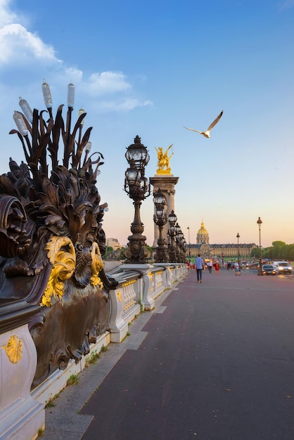 Blick auf Les Invalides von der Brücke Alexandre III in Paris bei Sonnenuntergang, Frankreich