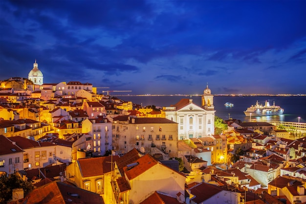Blick auf lissabon vom aussichtspunkt miradouro de santa luzia am abend in lissabon, portugal