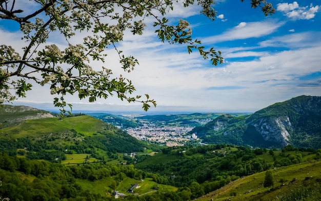 Blick auf Lourdes vom Naturschutzgebiet Pibeste-Aoulhet in den Pyrenäen in Frankreich