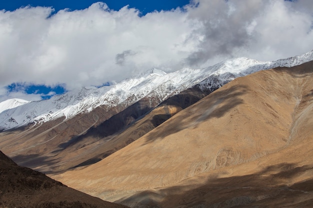 Blick auf majestätische felsige Berge gegen den blauen Himmel und weiße Wolken im indischen Himalaya, Region Ladakh, Indien. Natur- und Reisekonzept