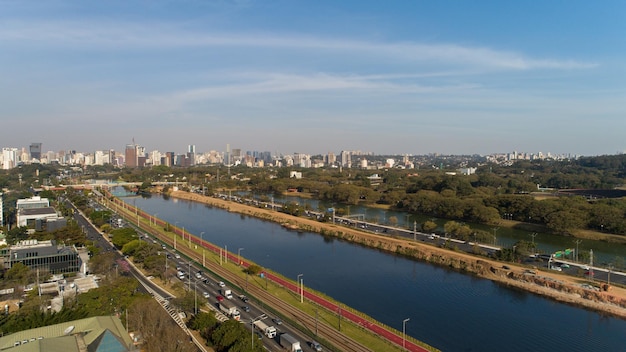 Blick auf Marginal Pinheiros mit dem Fluss Pinheiros und modernen Gebäuden in Sao Paulo Brasilien