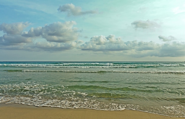 Blick auf Meer und Wolken im Himmel