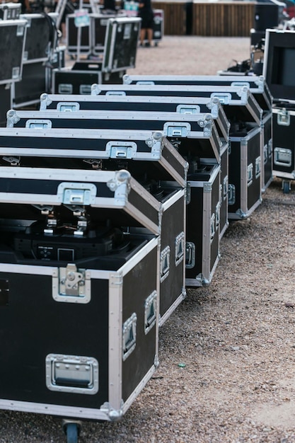 Blick auf mehrere Flightcases während des Aufbaus eines Musikfestivals