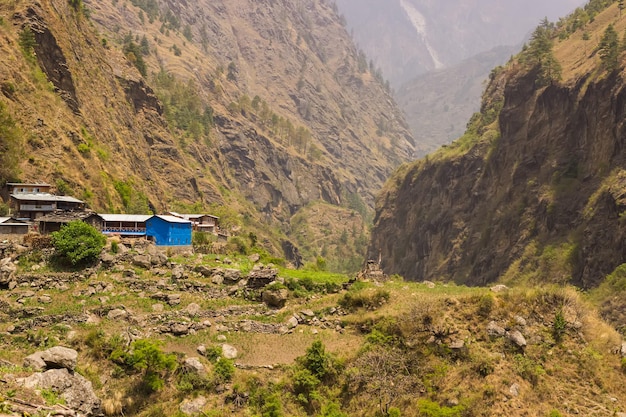 Blick auf mehrere Häuser im Himalaya in der Manaslu-Region